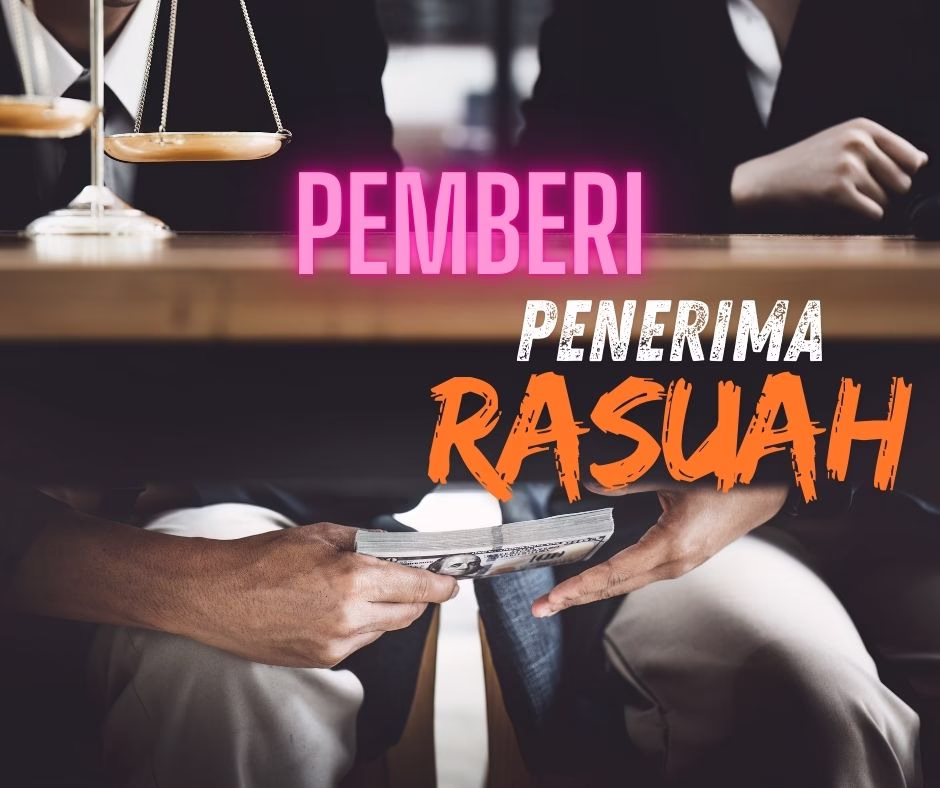 Dua individu dalam pakaian formal sedang duduk berhadapan meja; satu tangan menghulur wang tunai di bawah meja, menggambarkan pemberian rasuah. Di atas meja, terdapat dacing simbol keadilan. Teks pada gambar tertera 'PEMBERI' (dalam warna merah jambu), 'PENERIMA' (putih), dan 'RASUAH' (oren), menunjukkan ketidakseimbangan fokus dalam isu rasuah.